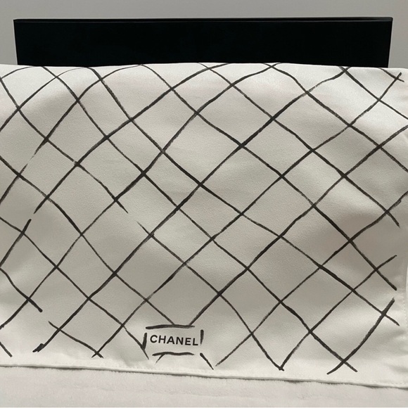 BNIB Chanel Maxi flap Beige Clair - Picture 8 of 16